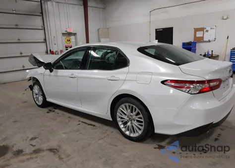 2020 Toyota Camry Xle Hybrid z USA, uszkodzony, nr VIN 4T1F31AK0LU519484